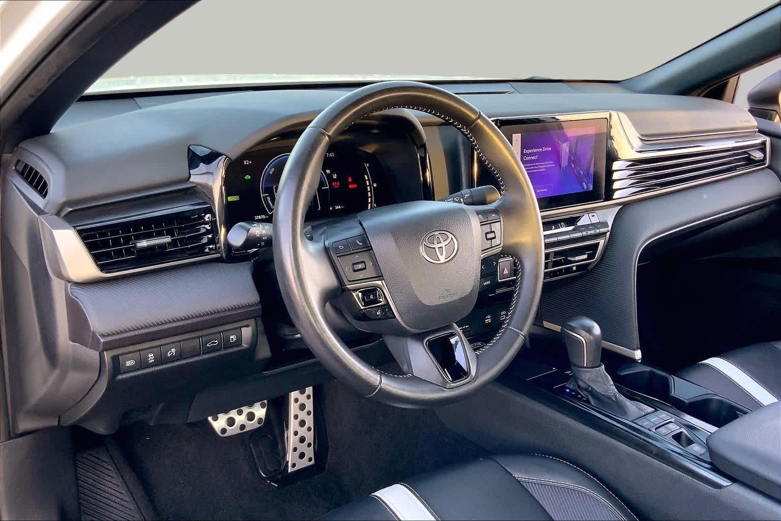 Used 2025 Ice Cap Toyota SE image 16