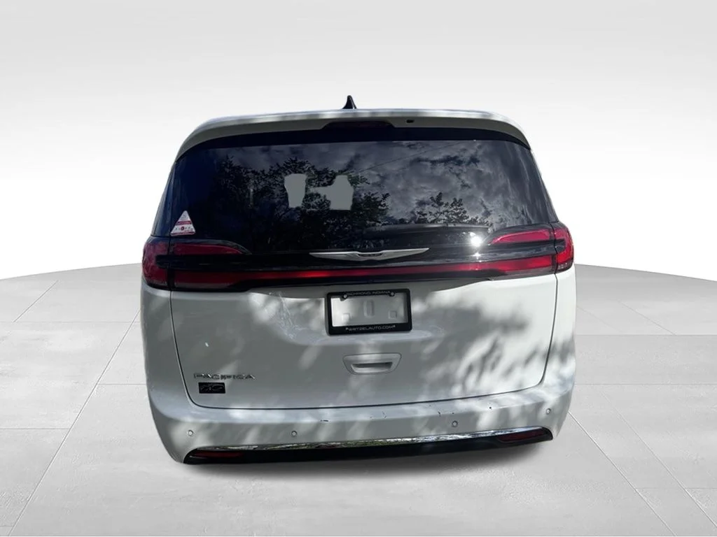 Used 2025 White Chrysler Select image 6