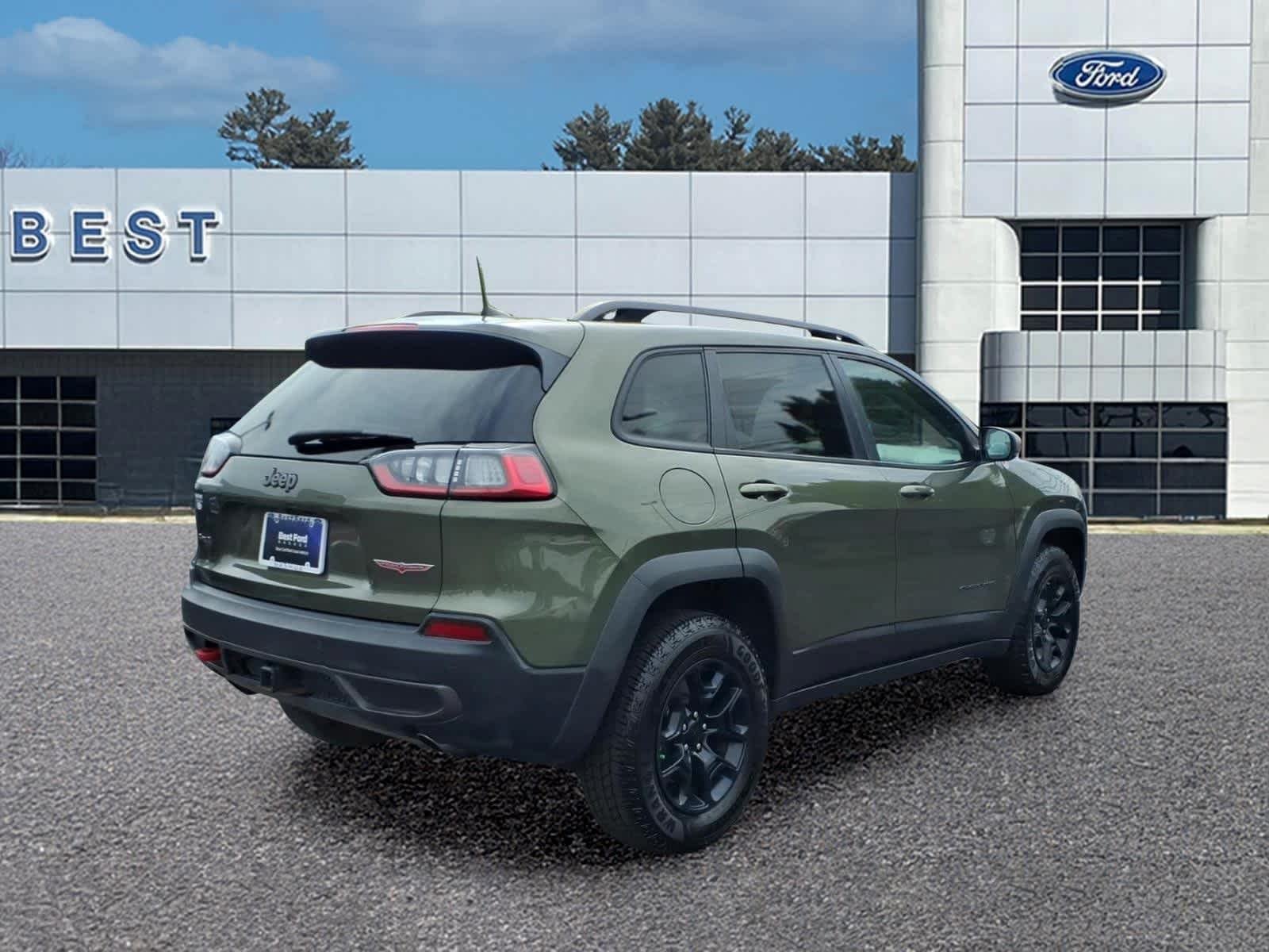 Used 2021 Olive Green Pearlcoat Jeep Trailhawk image 7