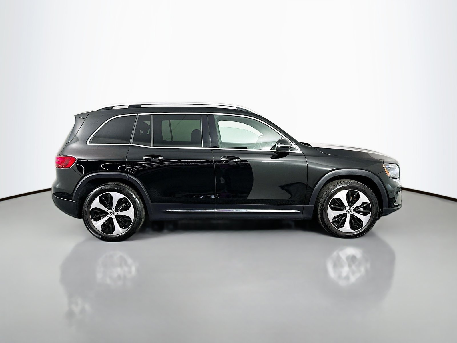 Used 2025 Black Mercedes-Benz GLB 250 image 7