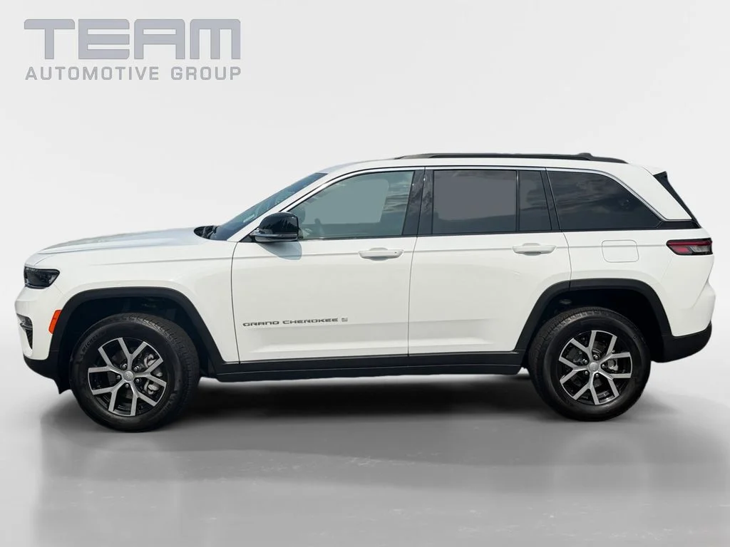 Used 2025 White Jeep Limited image 4