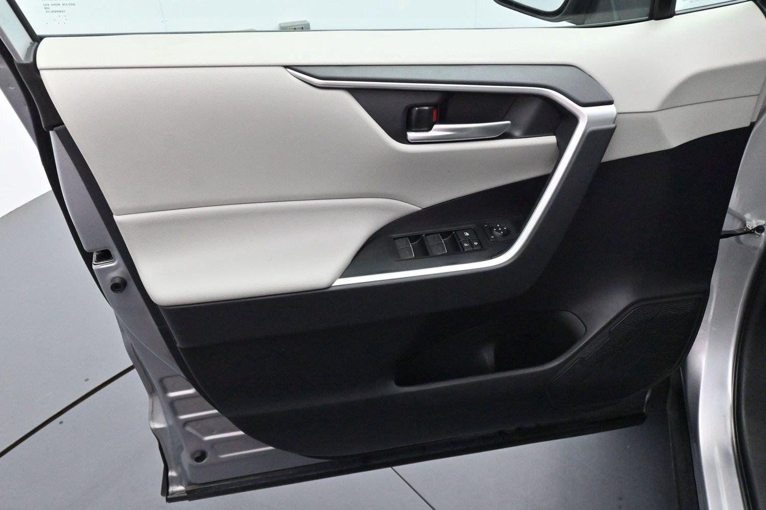 Used 2023 Silver Sky Metallic Toyota XLE image 10