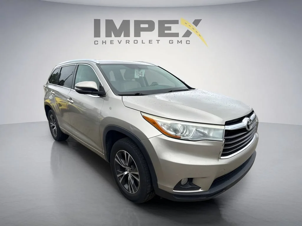 Used 2016  Toyota XLE image 7
