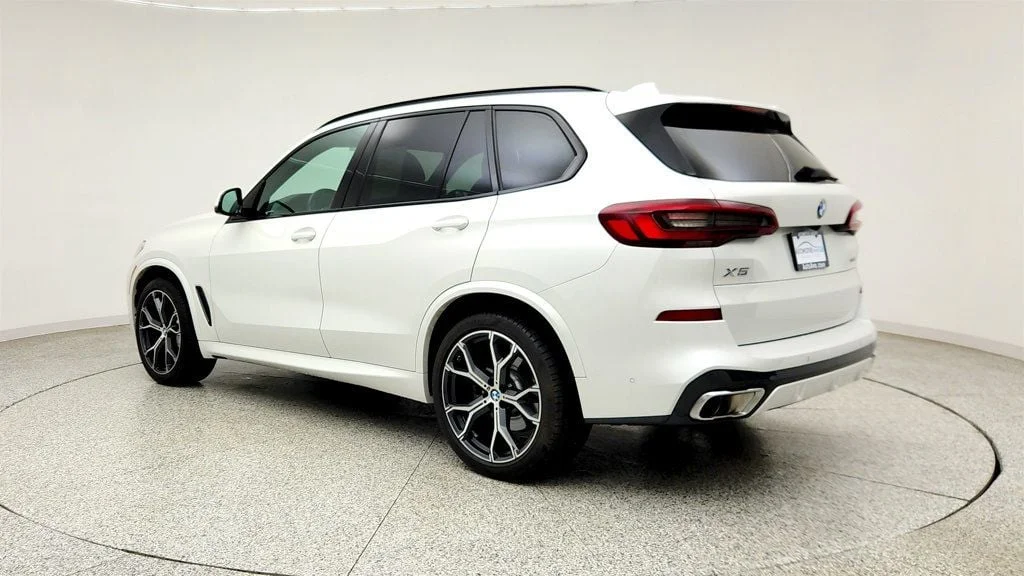 Used 2023 Mineral White Metallic BMW xDrive30i SAV w/ M Sport Pkg & Premium Pkg image 7