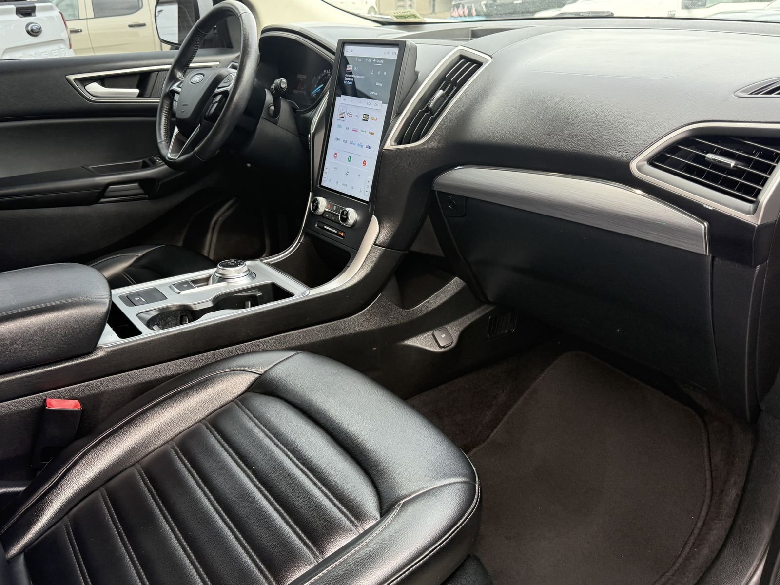 Used 2022 Oxford White Ford SEL image 12