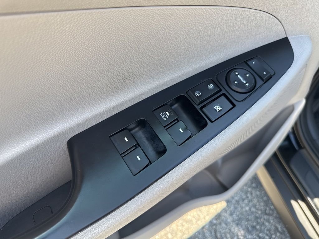 Used 2021 Black Hyundai SE image 13