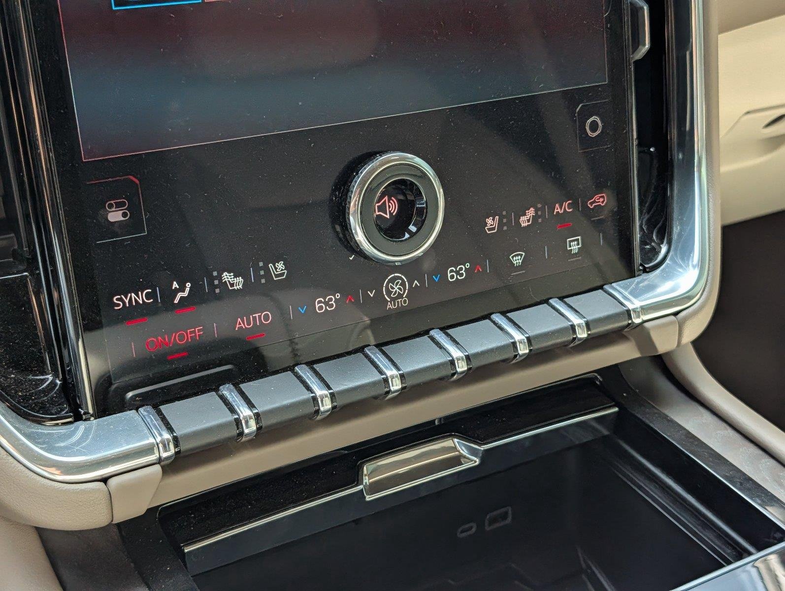 Used 2025 White Frost Tricoat GMC Denali image 18