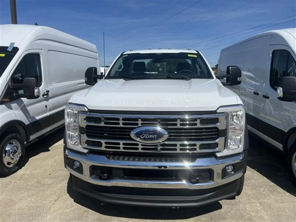 New 2025 Oxford White Ford F-550® XL image 2