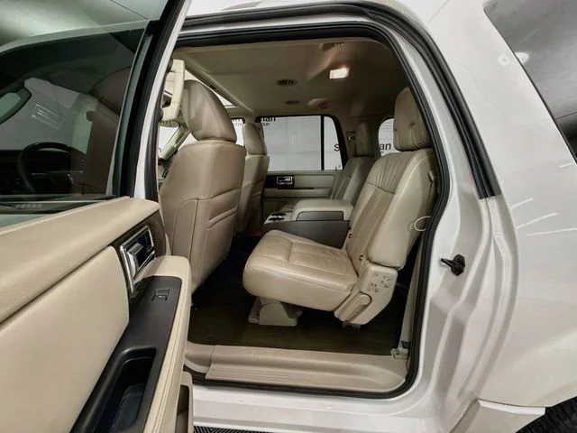 Used 2017 White Platinum Clearcoat Lincoln Select image 26