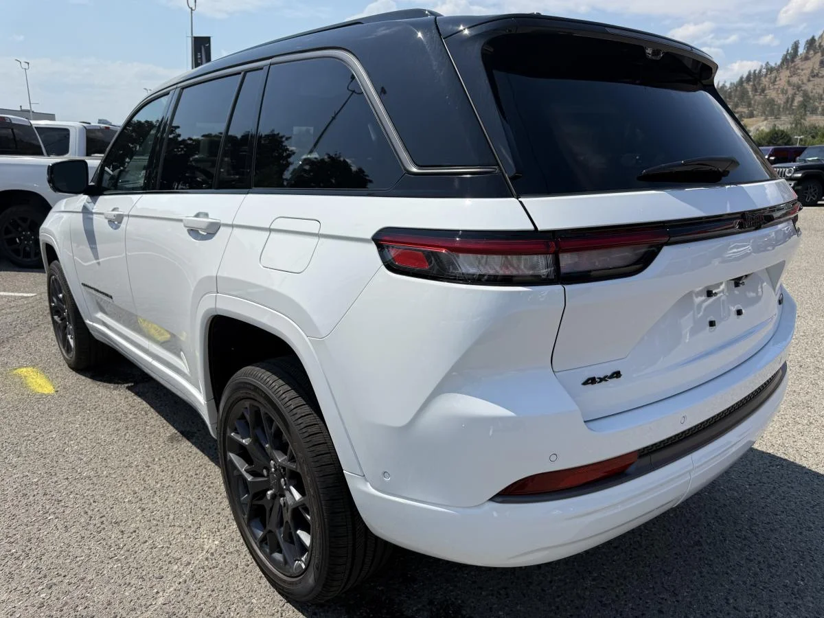 New 2026 White Jeep Summit image 4