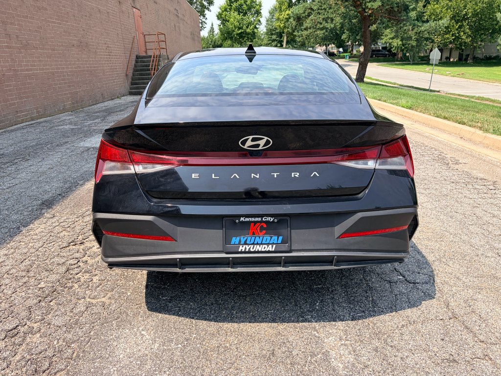 Used 2025 Abyss Black Hyundai SEL Sport image 4
