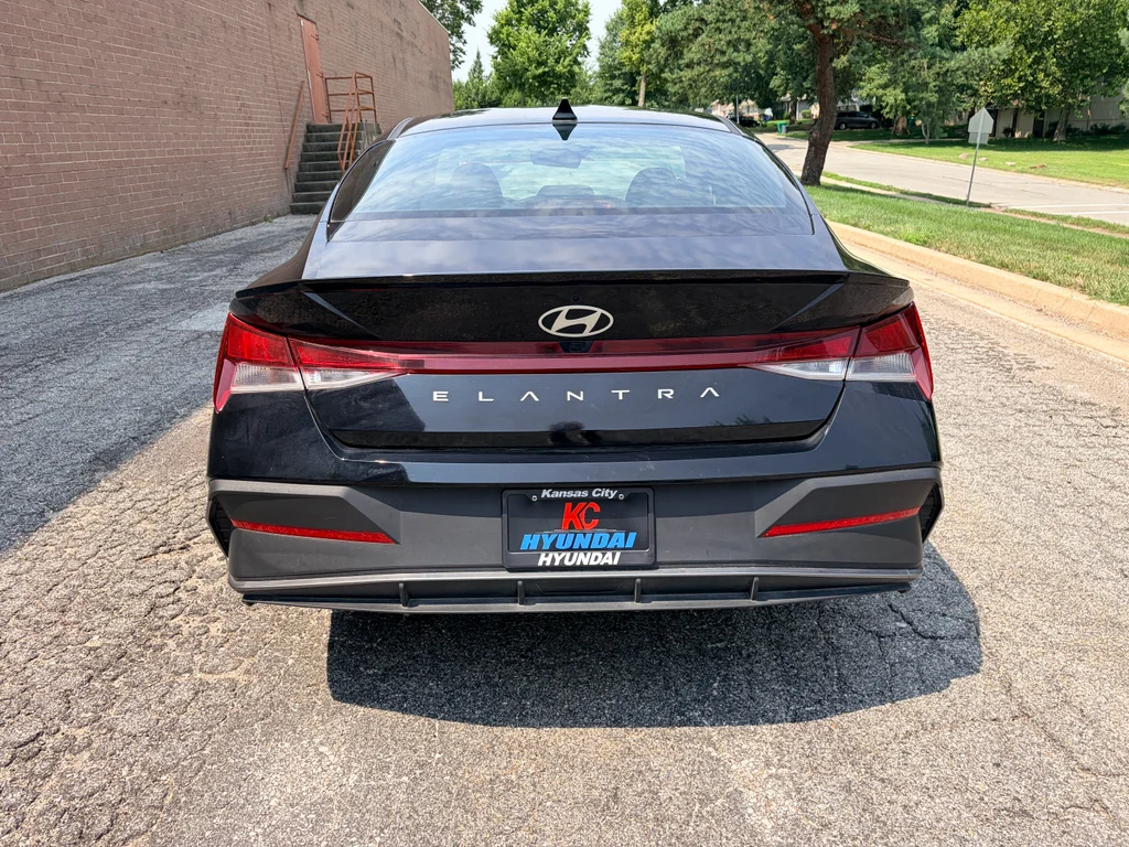 Used 2025 Abyss Black Hyundai SEL Sport image 4