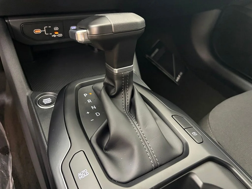 New 2026 Snow White Pearl Kia LXS image 32