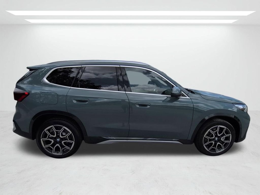 New 2026 Cape York Green Metallic BMW xDrive28i image 3
