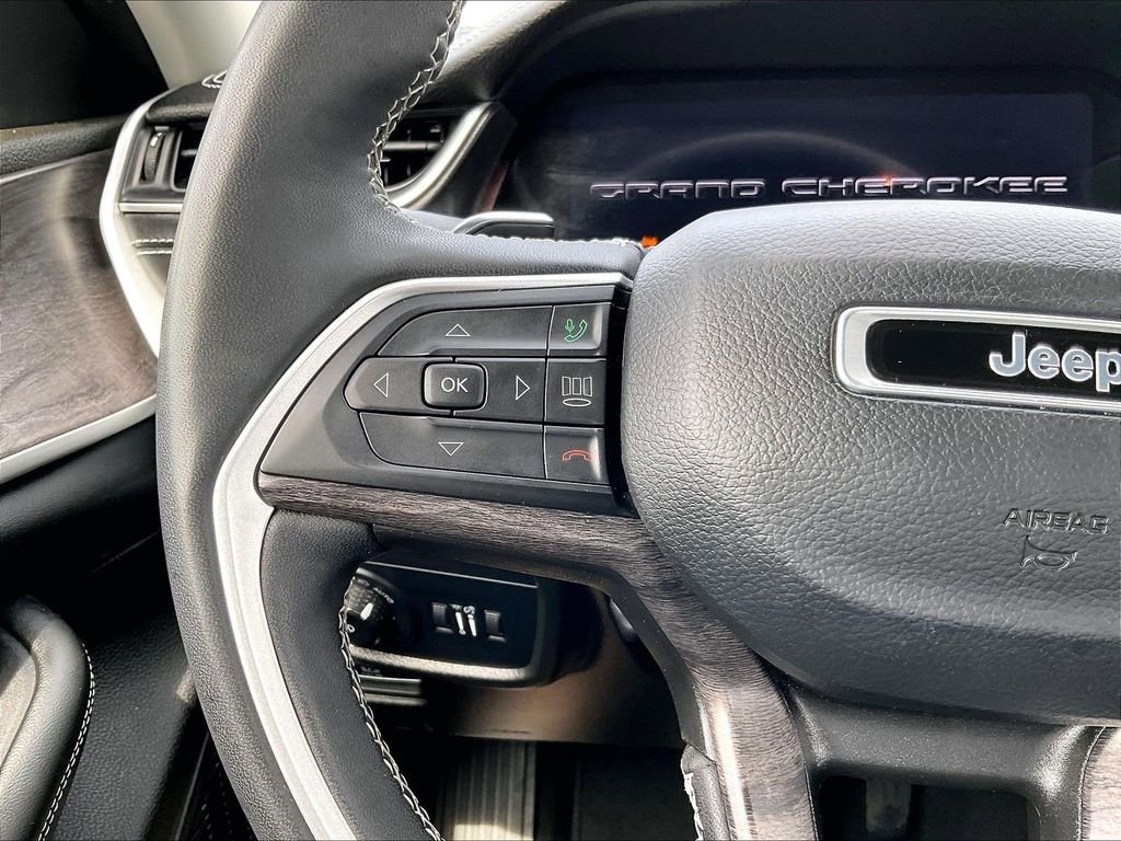 Used 2023 White/off-white Jeep Limited image 24