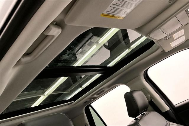 Used 2025 Oxford White Ford Active image 21