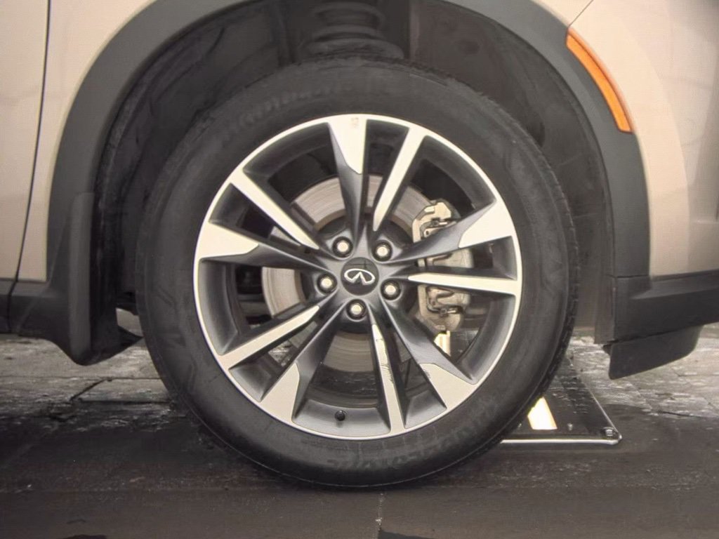 Used 2024 Silver INFINITI LUXE image 12