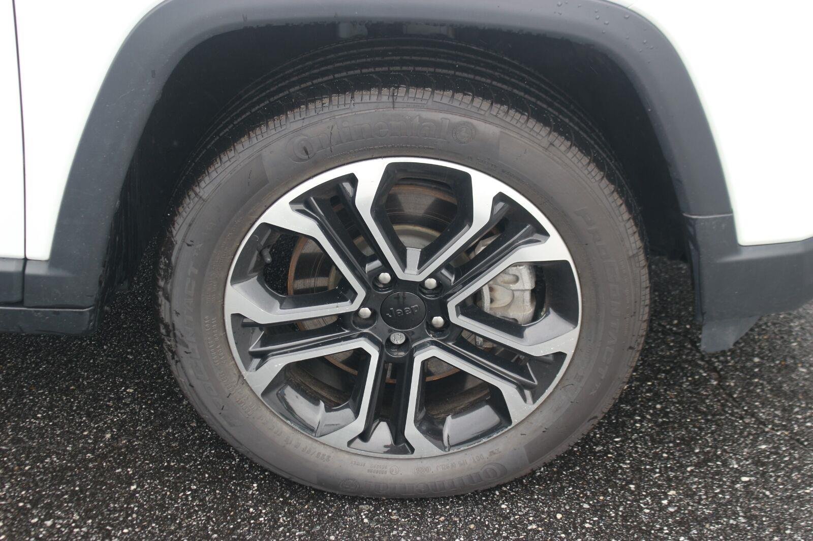 Used 2023  Jeep Limited image 31
