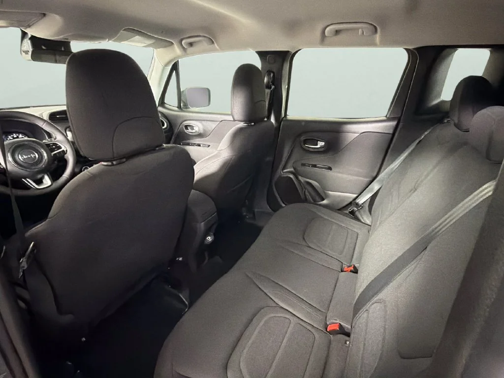 Used 2021  Jeep Latitude image 28