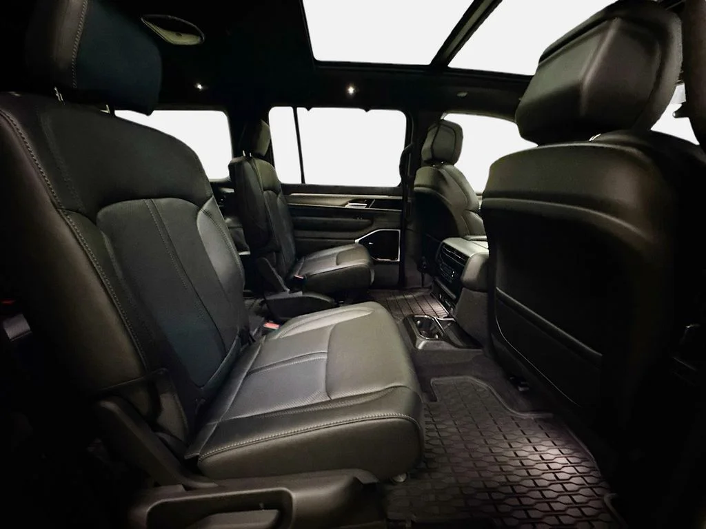 New 2026 Silver-Zynith Exterior Paint Jeep Reserve image 17