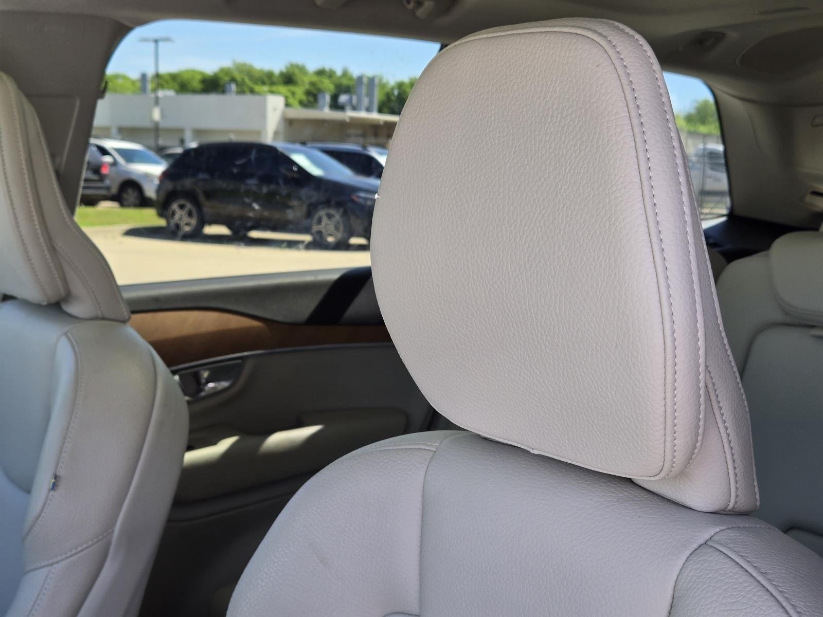 Used 2022 Crystal White Metallic Volvo Momentum image 28