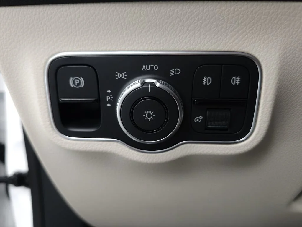 New 2026 Polar White Mercedes-Benz GLB 250 image 45