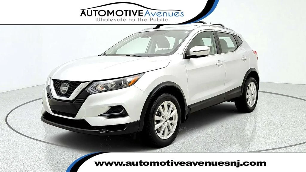 Used 2020 Brilliant Silver Metallic Nissan FWD SV image 1