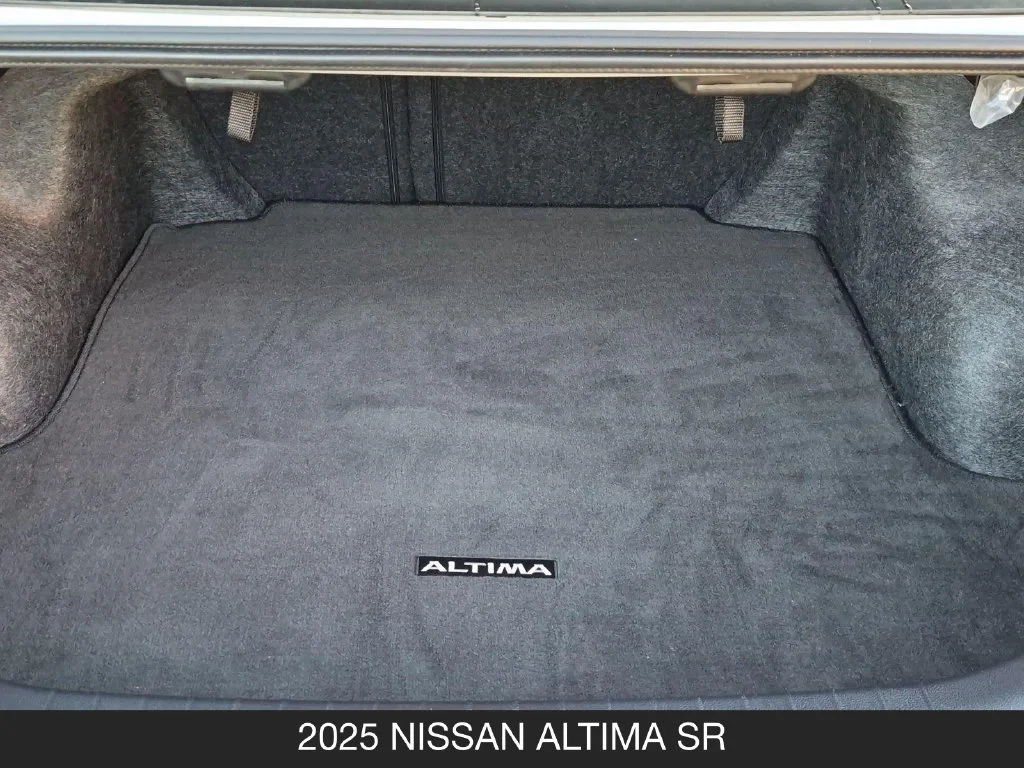Used 2025 White Nissan 2.5 SR image 23