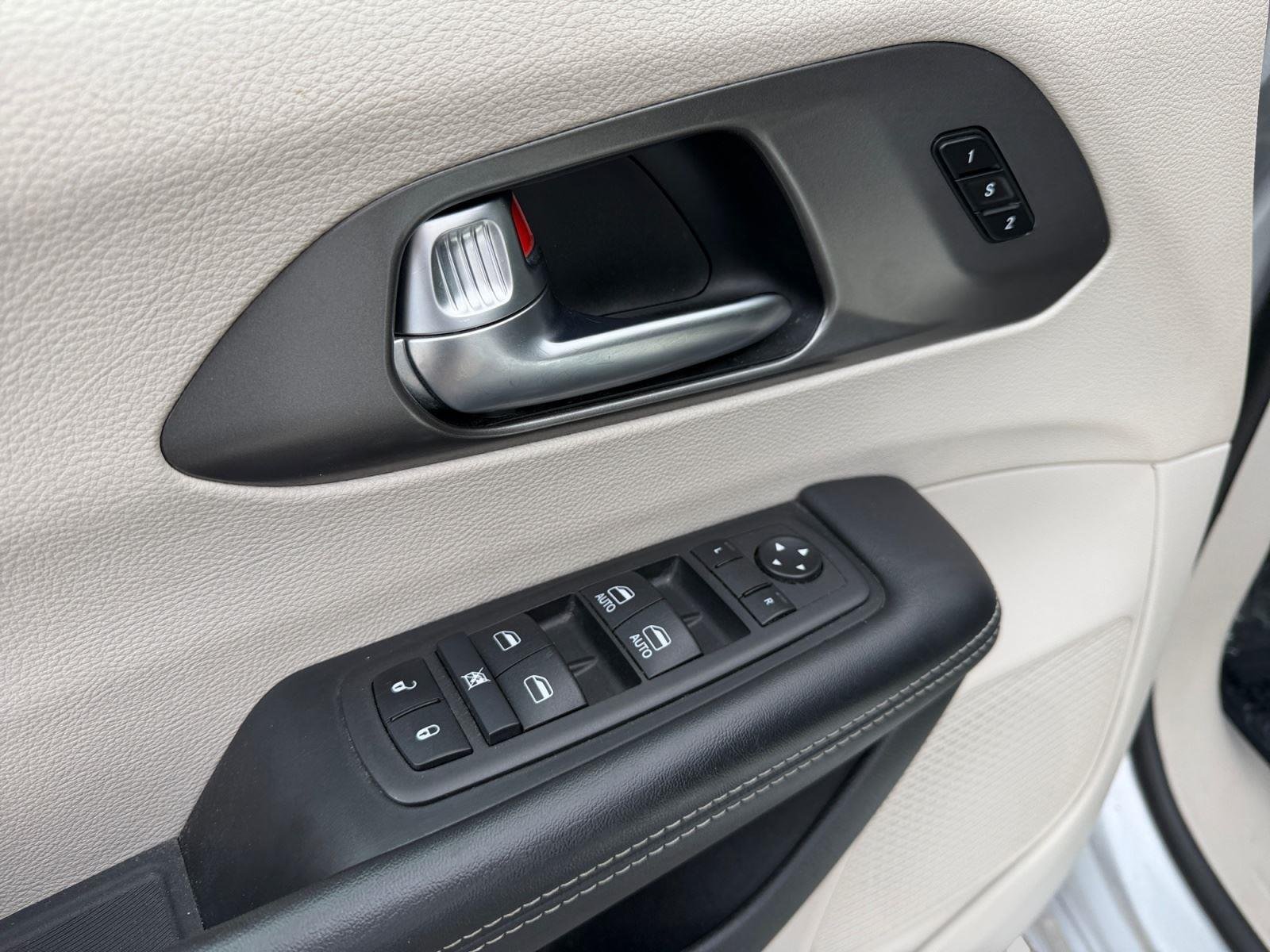 Used 2024 Silver Mist Clearcoat Chrysler Touring L image 11