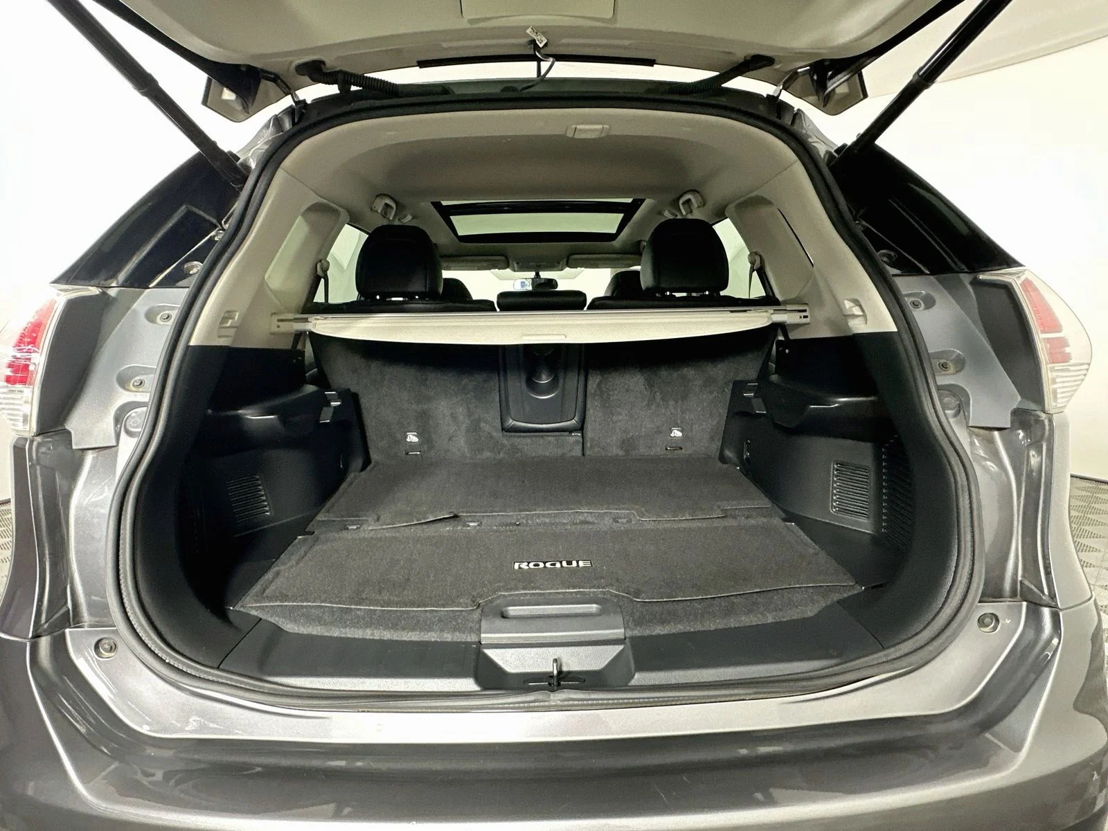 Used 2015 Gun Metallic Nissan SL image 28