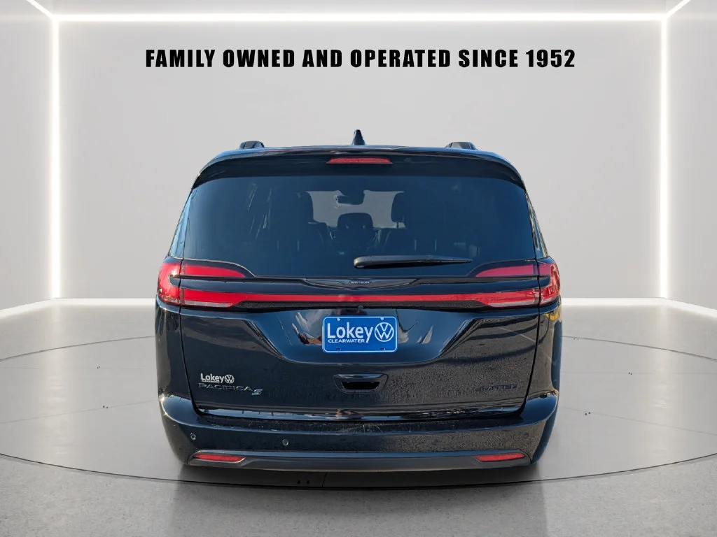 Used 2025 Black Chrysler Limited image 5