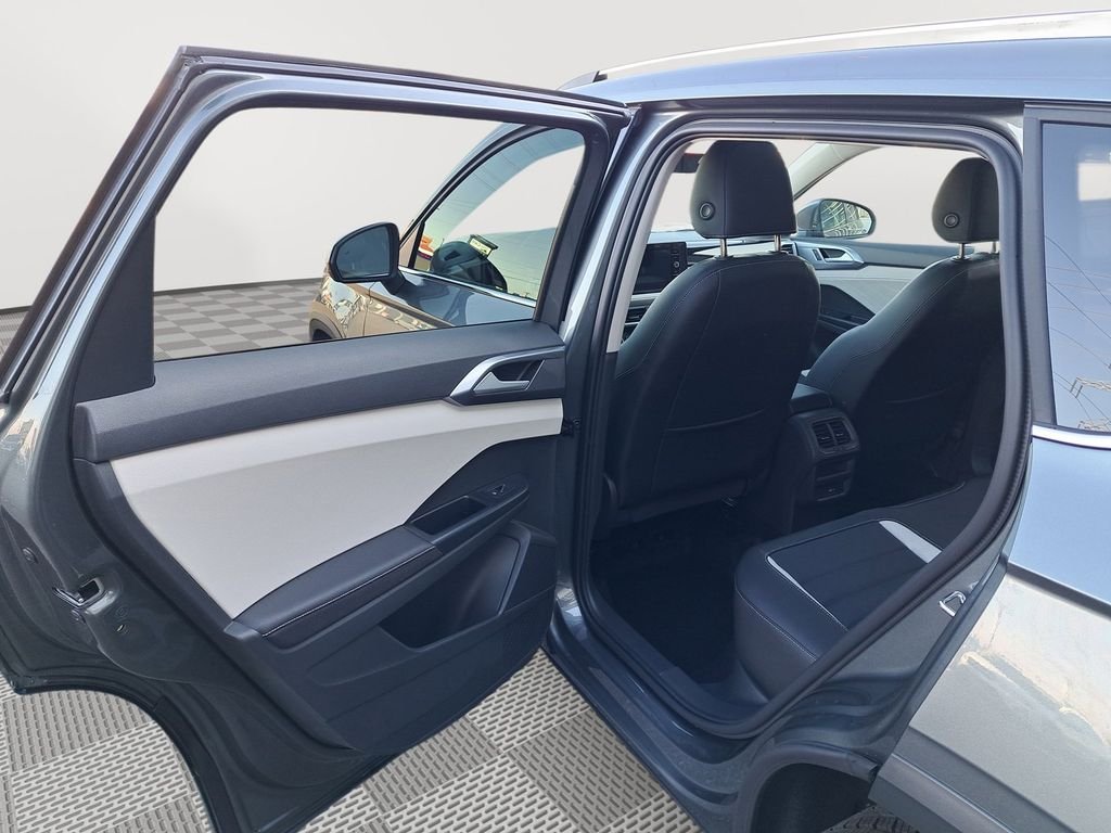 2025 Volkswagen Taos SEL - Photo 13