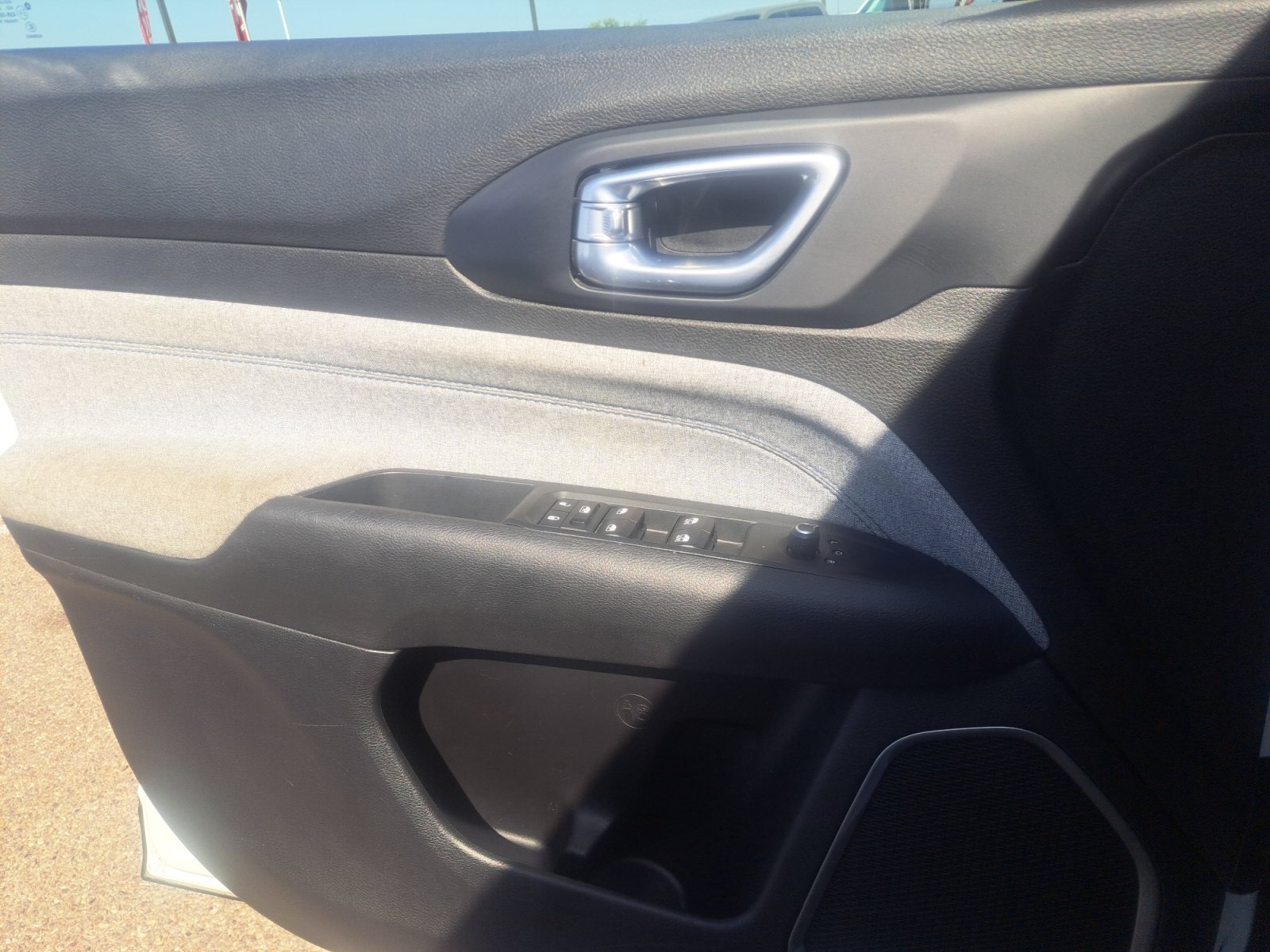 Used 2024 Bright White Clearcoat Jeep Latitude image 25