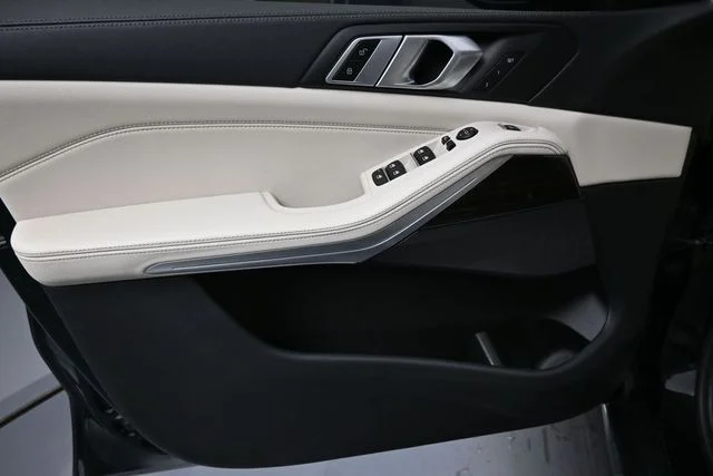 Used 2020 Black BMW sDrive40i image 24