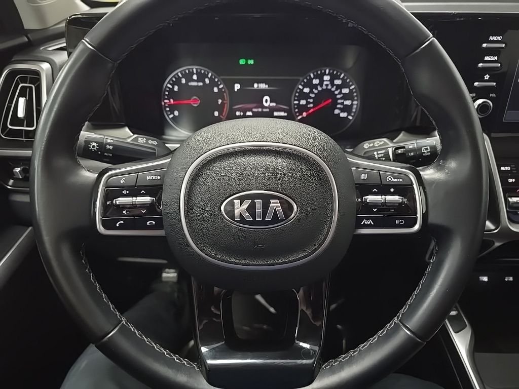Used 2021 White Kia S image 18