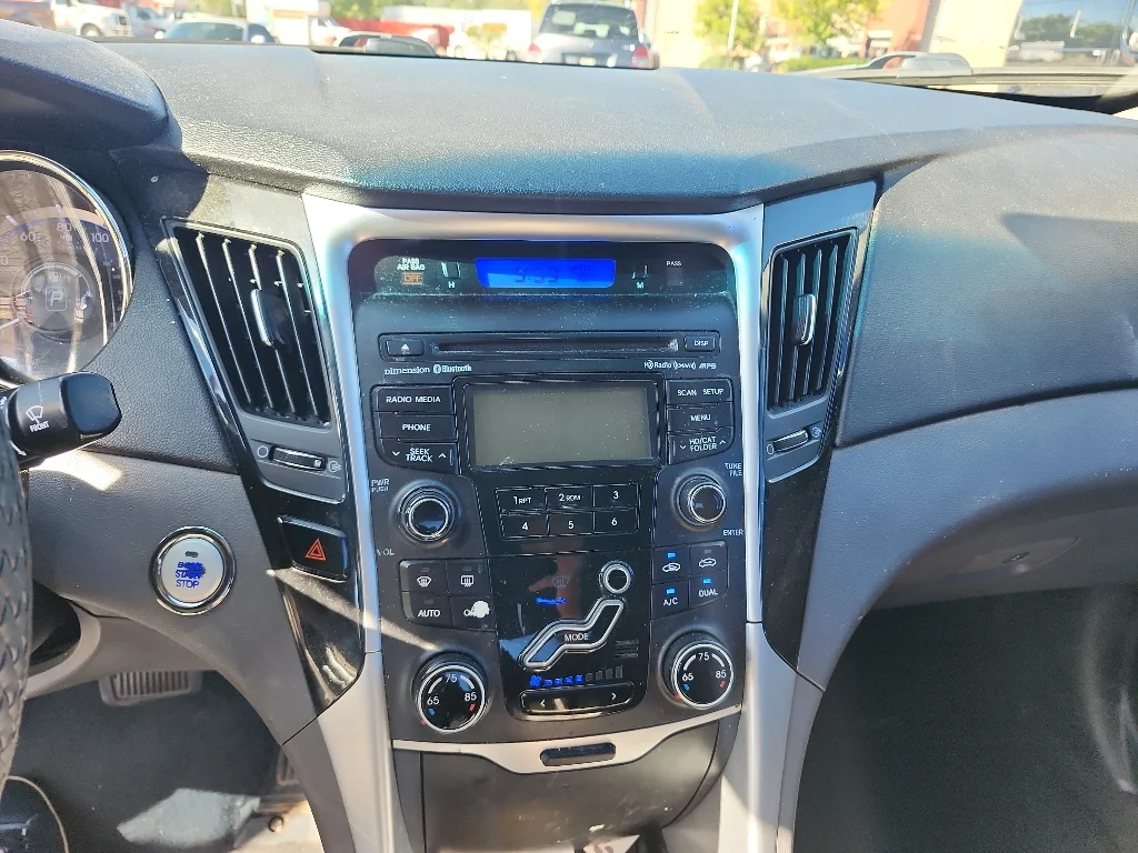 Used 2013 Radiant Silver Metallic Hyundai Limited PZEV image 19