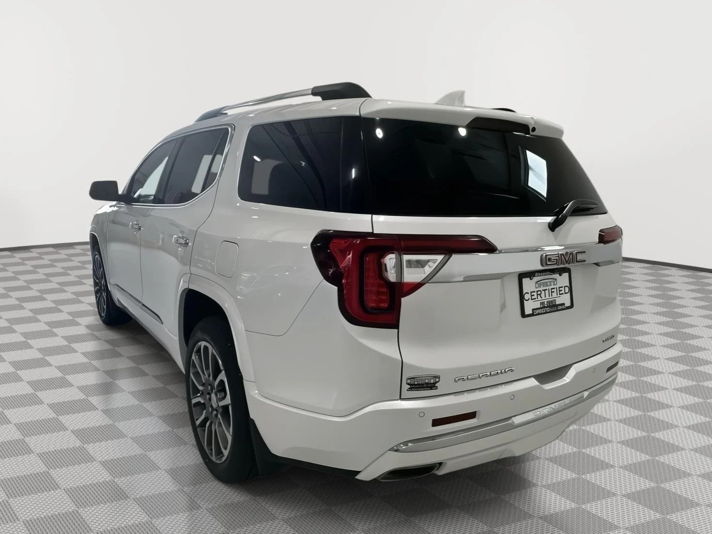 Used 2022 White Frost Tricoat GMC Denali image 3