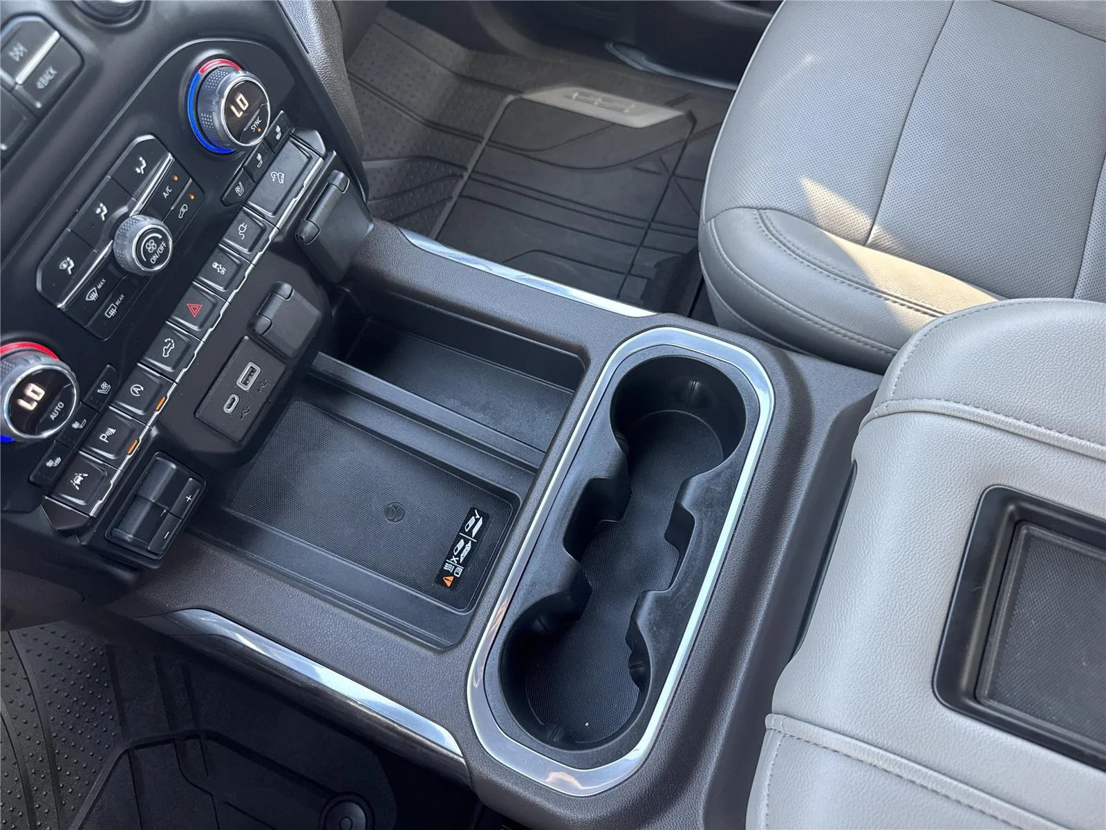 Used 2019 IRIDESCENT PEARL TRICOAT Chevrolet LTZ image 28