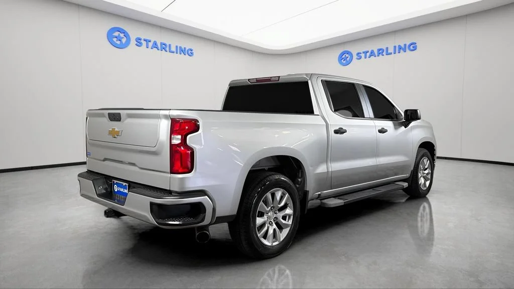 Used 2022 Silver Ice Metallic Chevrolet Custom image 10