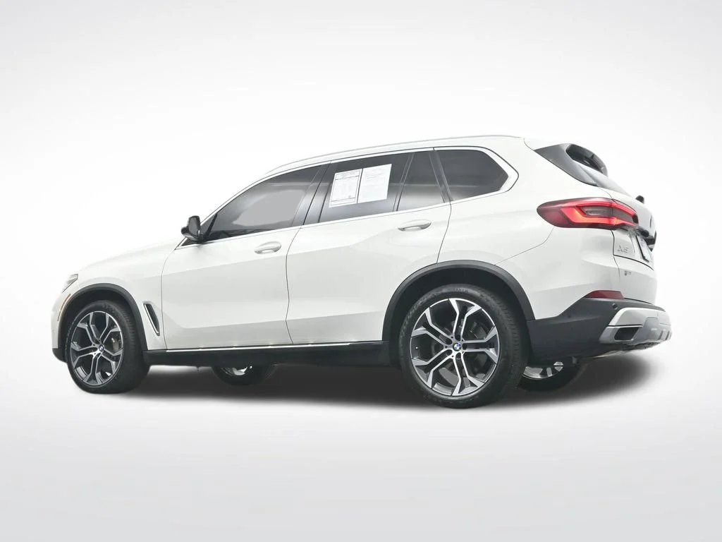 Used 2022 White BMW sDrive40i image 39