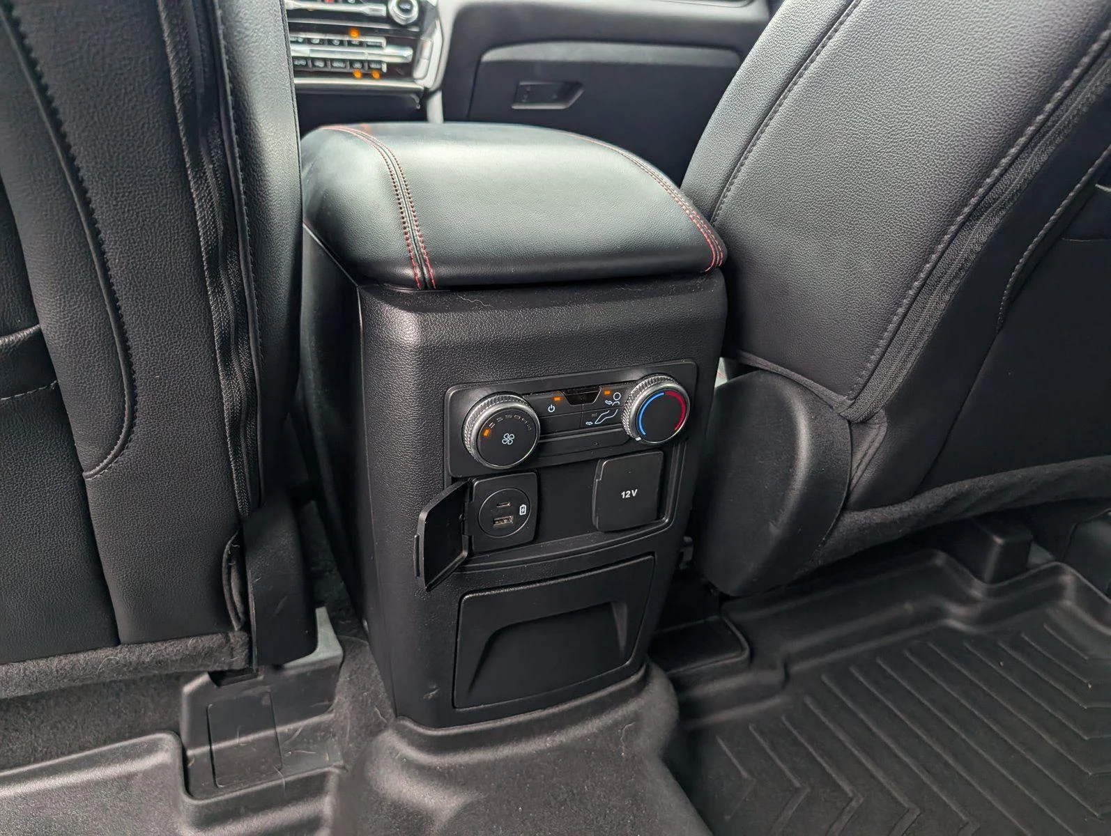 Used 2022 Star White Metallic Tri-Coat Ford ST-Line image 29