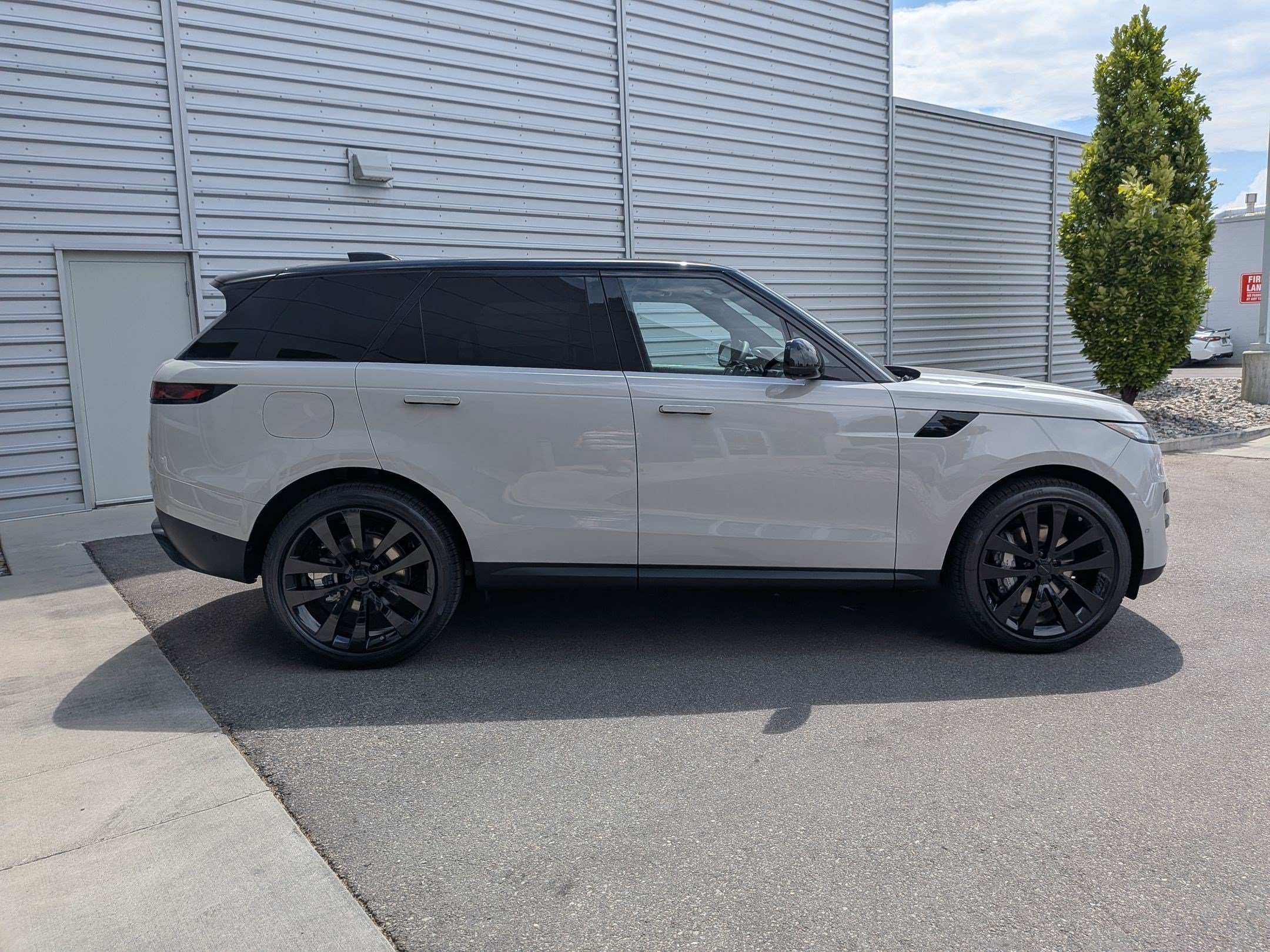 New 2026 Borasco Grey Land Rover P360 SE image 4
