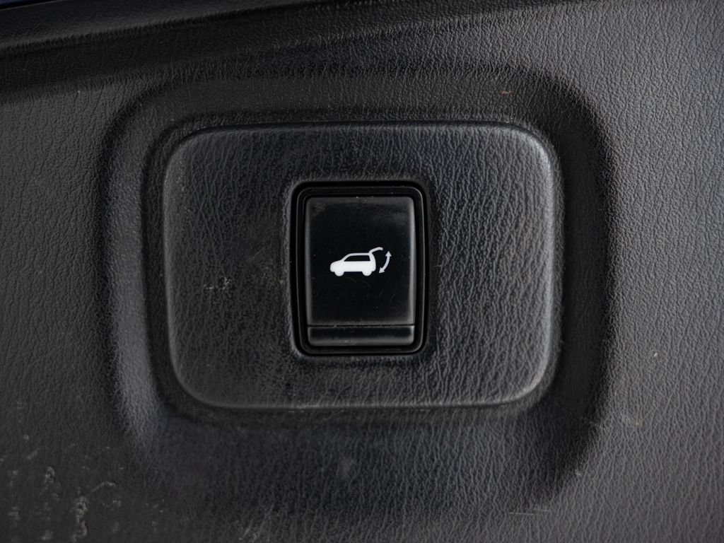 Used 2018 Caspian Blue Nissan SL image 22