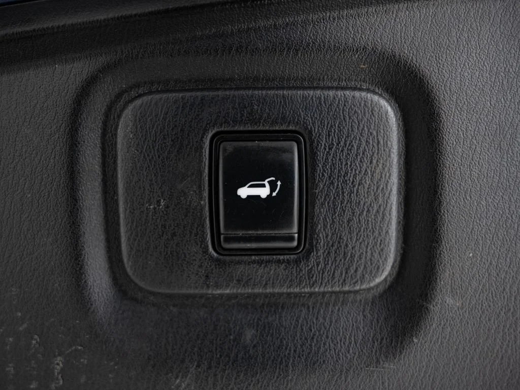 Used 2018 Caspian Blue Nissan SL image 22