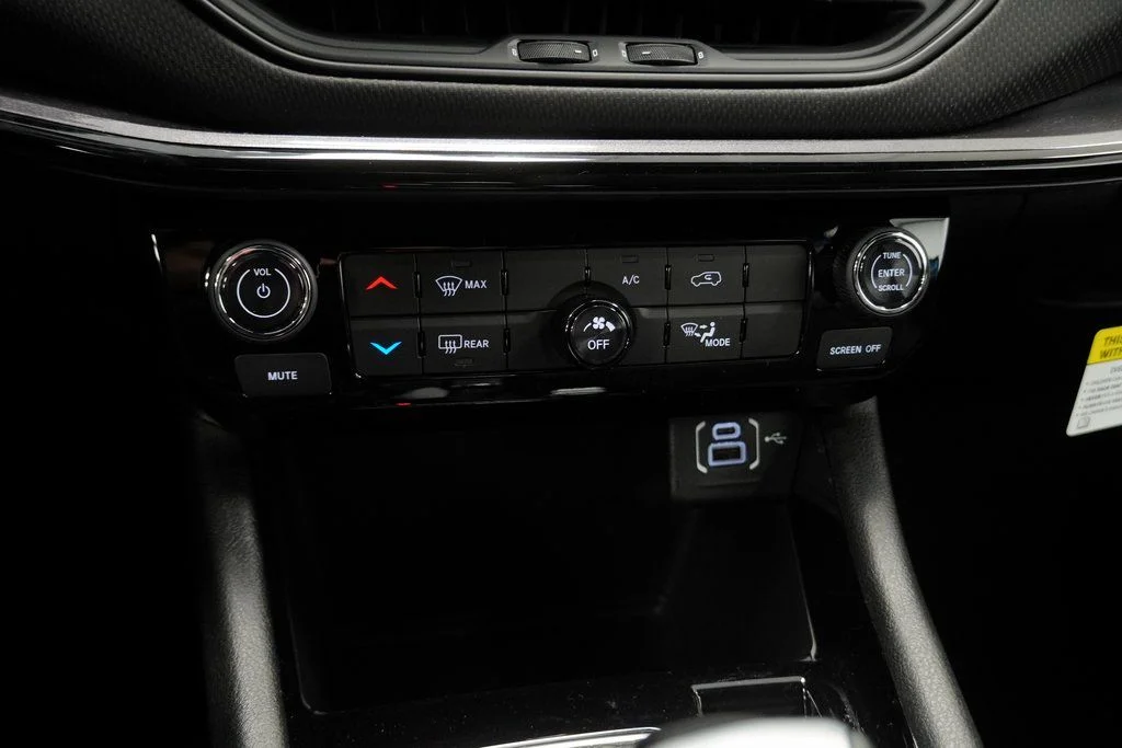 New 2026 Hydro Blue Pearlcoat Jeep Latitude image 25