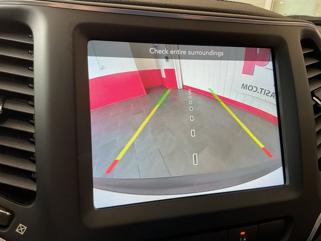 Used 2022 White Jeep Latitude Lux image 25