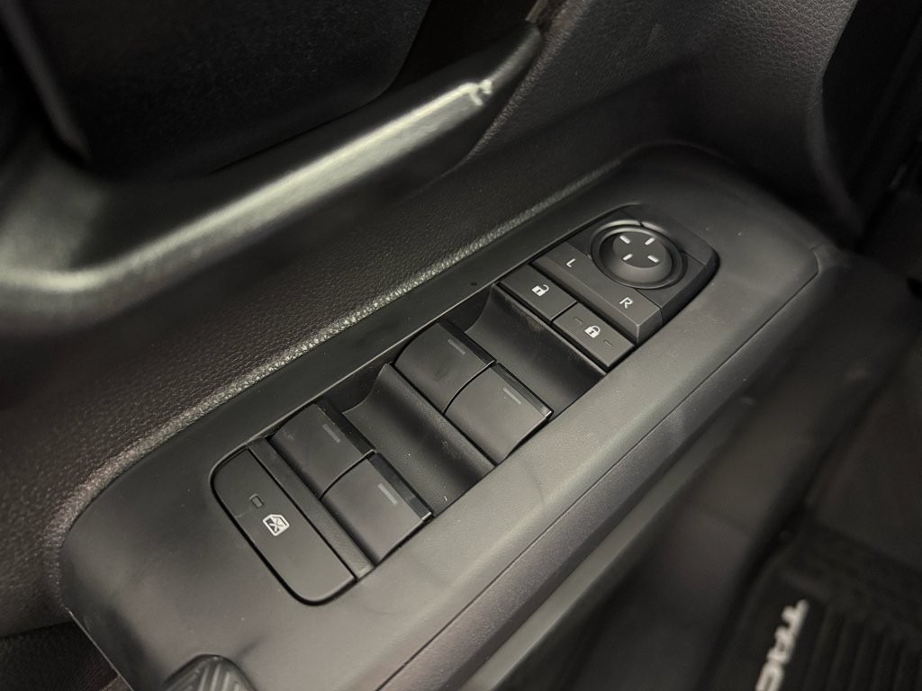 2025 Toyota Tacoma SR5 - Photo 19