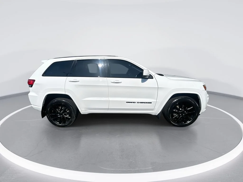 Used 2018 White Jeep Altitude image 9
