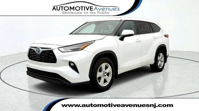 2023 Toyota Highlander Hybrid LE AWD w/ 3-Row Seating & Toyota Safety Sense