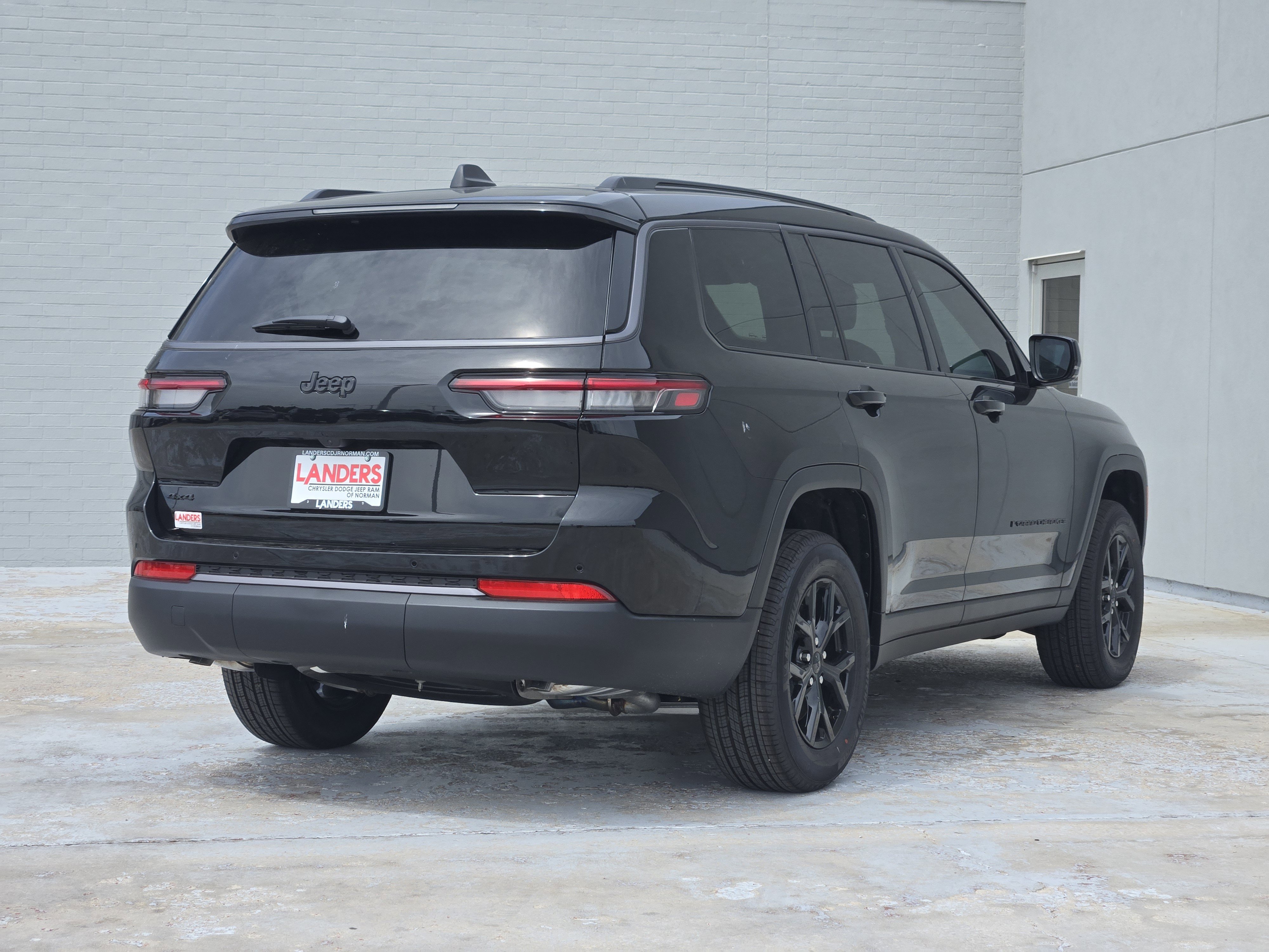 New 2026 Diamond Black Crystal Pearl-Coat Exterior Paint Jeep Laredo Altitude image 5